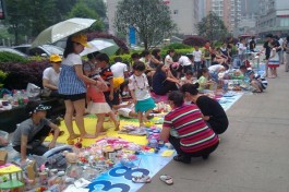 摆地摊卖什么比较赚钱（大学校园门口适合卖什么）